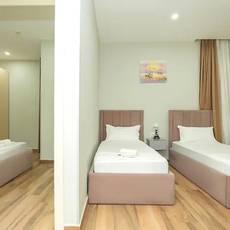 Julius Hotel *
