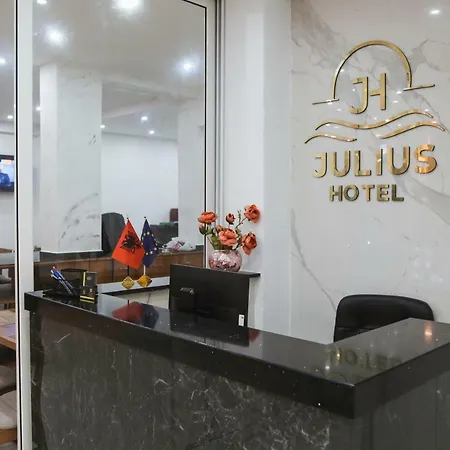 Julius גולם