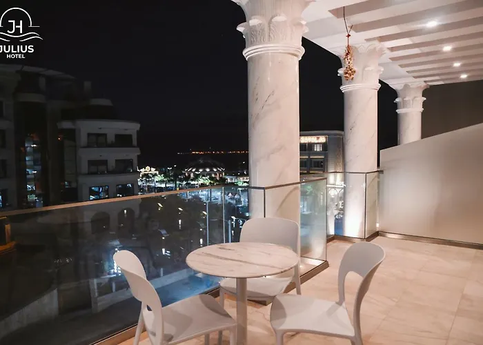 Julius Отель Голем